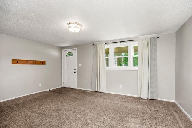 8109 N Summit Road, Kansas City, MO 64118