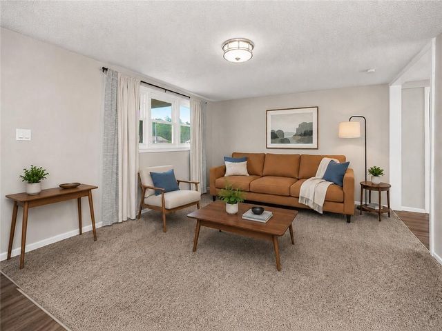 8109 N Summit Road, Kansas City, MO 64118
