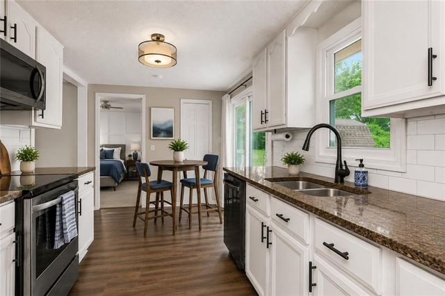 8109 N Summit Road, Kansas City, MO 64118