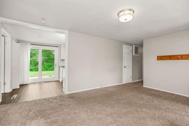 8109 N Summit Road, Kansas City, MO 64118