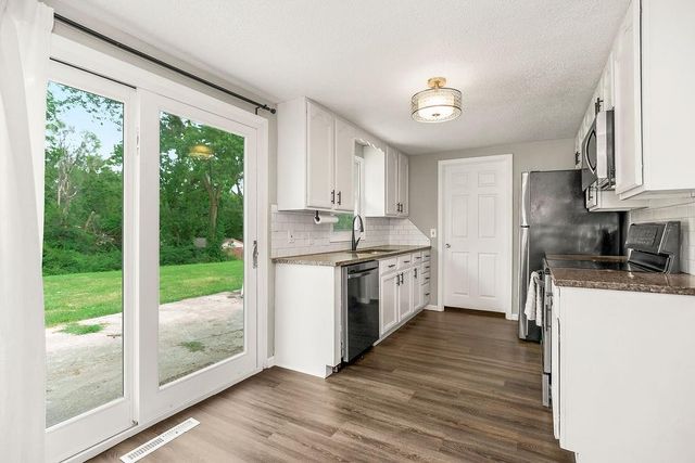 8109 N Summit Road, Kansas City, MO 64118