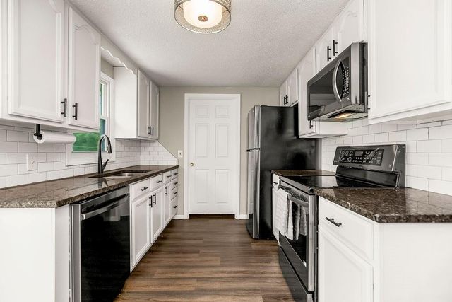 8109 N Summit Road, Kansas City, MO 64118