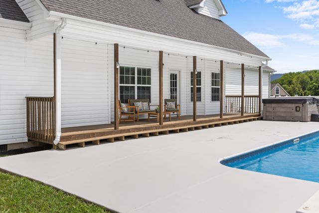 8746 Streamside Drive, Ooltewah, TN 37363