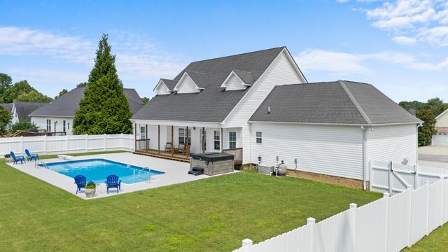 8746 Streamside Drive, Ooltewah, TN 37363