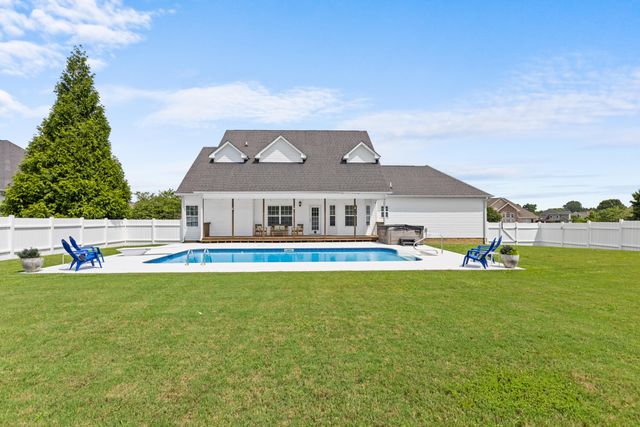 8746 Streamside Drive, Ooltewah, TN 37363