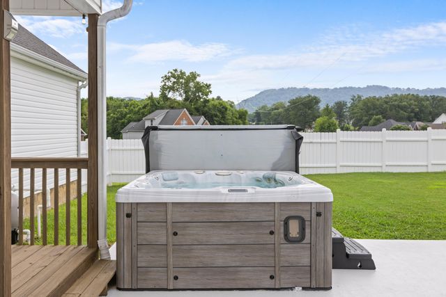 8746 Streamside Drive, Ooltewah, TN 37363