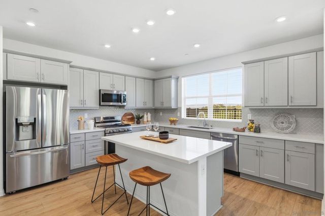 1794 Valley Oak Way, Oceanside, CA 92056