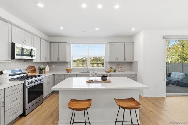 1794 Valley Oak Way, Oceanside, CA 92056