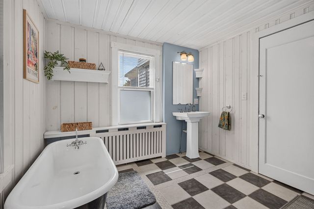 204 Parkview Ave, Lowell, MA 01852
