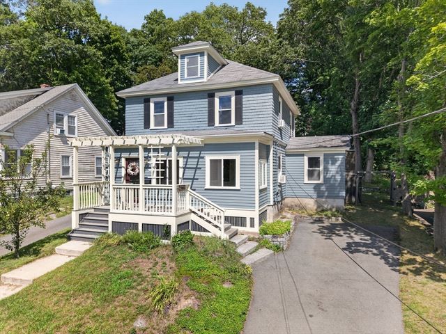 204 Parkview Ave, Lowell, MA 01852