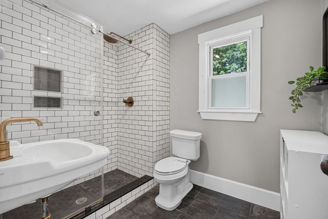204 Parkview Ave, Lowell, MA 01852