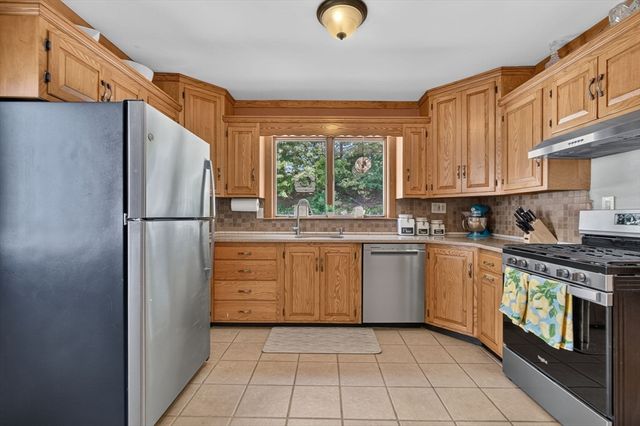 204 Parkview Ave, Lowell, MA 01852