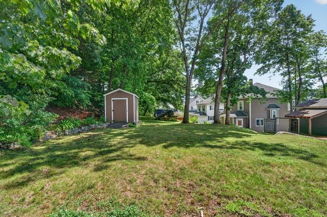 204 Parkview Ave, Lowell, MA 01852