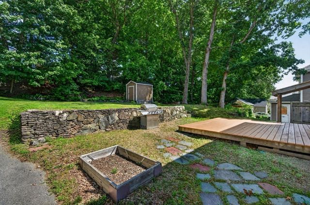 204 Parkview Ave, Lowell, MA 01852