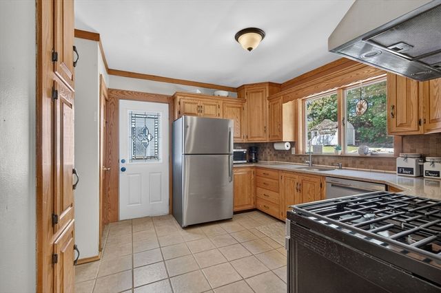 204 Parkview Ave, Lowell, MA 01852