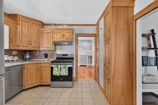 204 Parkview Ave, Lowell, MA 01852
