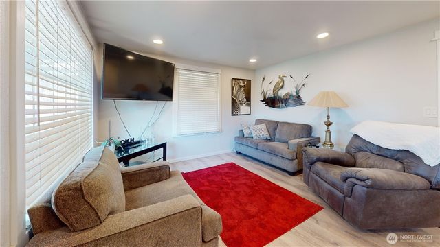 521 E Magnolia Avenue, Burlington, WA 98233