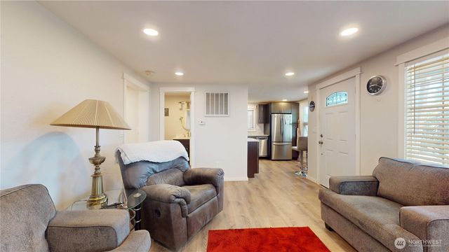 521 E Magnolia Avenue, Burlington, WA 98233