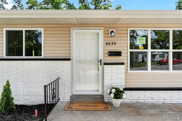 8630 North Avenue, St John, MO 63114