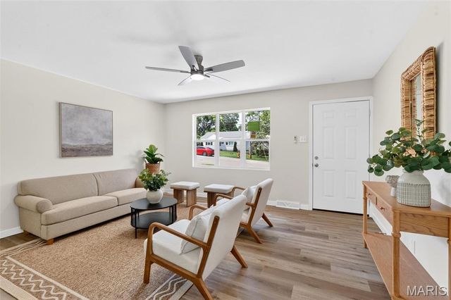 8630 North Avenue, St John, MO 63114