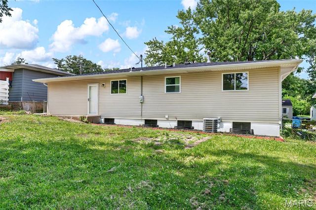8630 North Avenue, St John, MO 63114