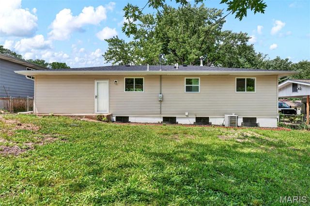 8630 North Avenue, St John, MO 63114
