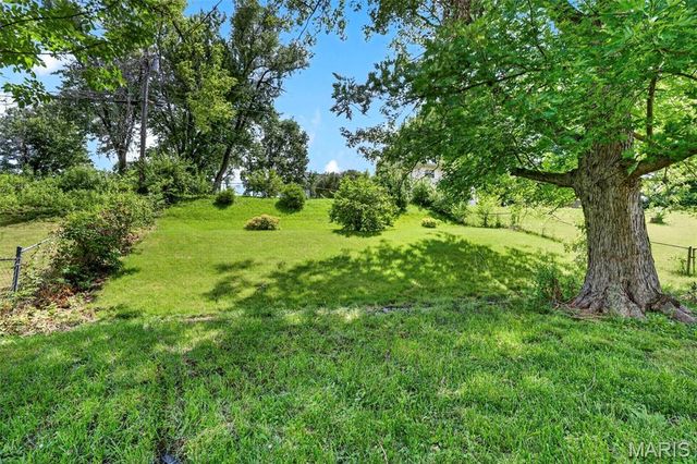 8630 North Avenue, St John, MO 63114