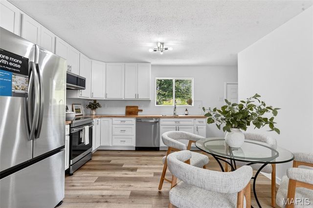 8630 North Avenue, St John, MO 63114