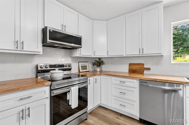 8630 North Avenue, St John, MO 63114