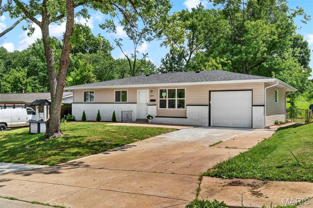 8630 North Avenue, St John, MO 63114