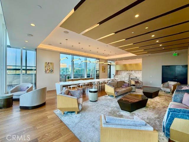 889 Francisco, Los Angeles, CA 90017