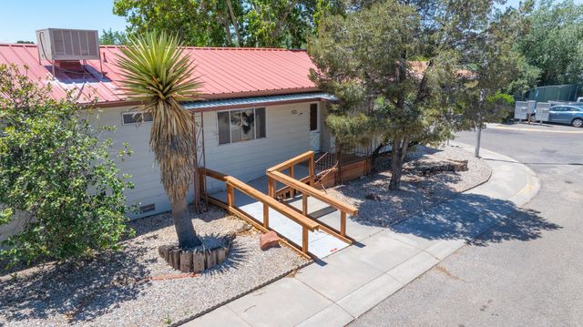 8532 Creek Street NE, Albuquerque, NM 87113