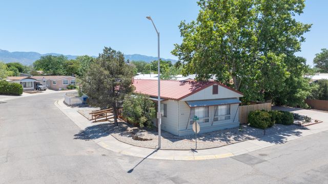 8532 Creek Street NE, Albuquerque, NM 87113