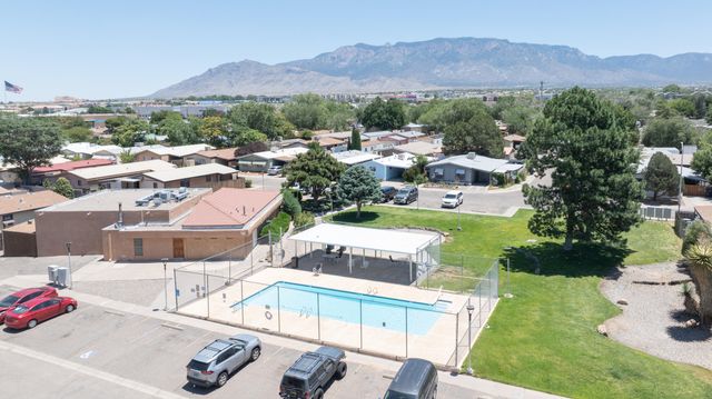 8532 Creek Street NE, Albuquerque, NM 87113