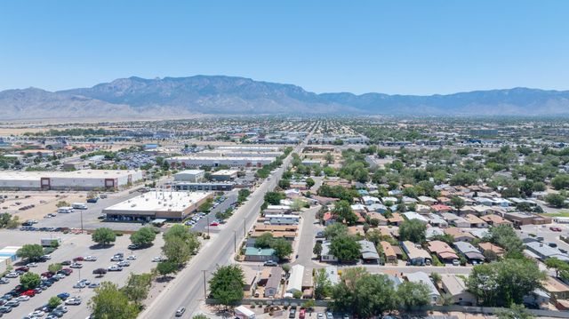 8532 Creek Street NE, Albuquerque, NM 87113