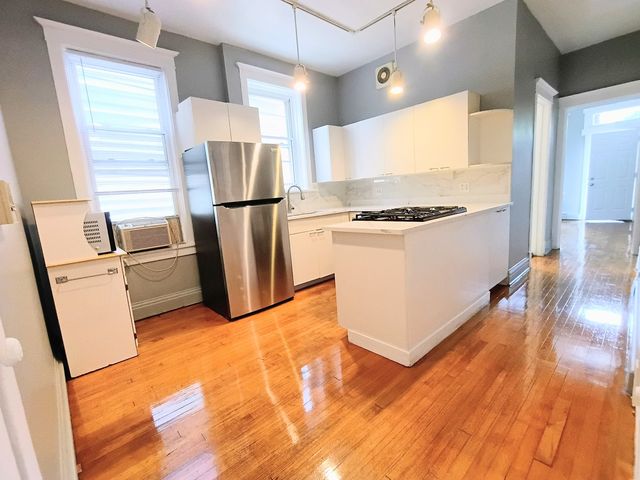 1911 W Belmont Avenue 2R, Chicago, IL 60657
