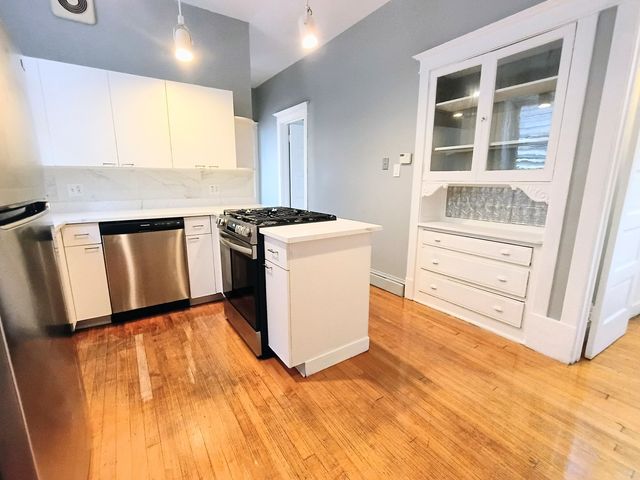 1911 W Belmont Avenue 2R, Chicago, IL 60657
