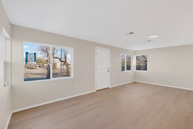 459 60th Street NW, Albuquerque, NM 87105