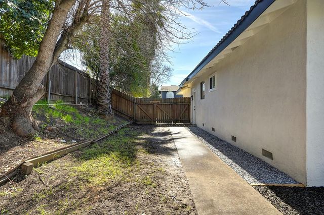 6211 Longmont Way, Carmichael, CA 95608