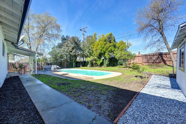 6211 Longmont Way, Carmichael, CA 95608