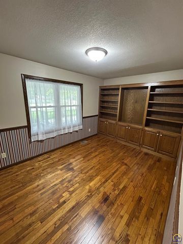 5978 SW 31st Ter, Topeka, KS 66614