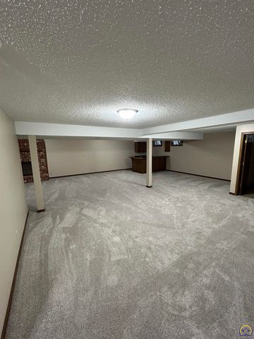 5978 SW 31st Ter, Topeka, KS 66614