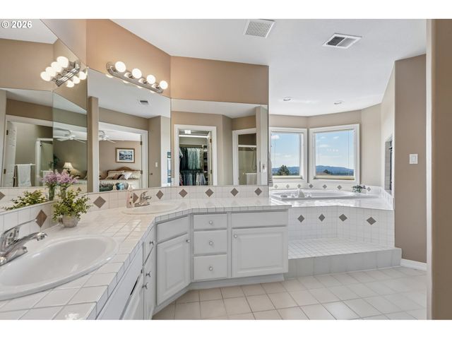 11904 Sw VIEWCREST Ct, Tigard, OR 97224