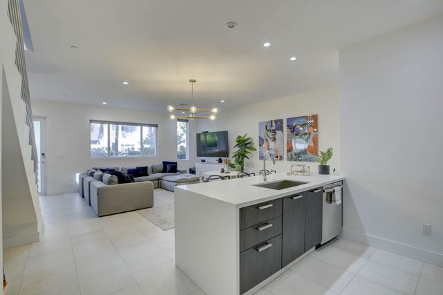 1045 NE 18th Avenue 106, Fort Lauderdale, FL 33304