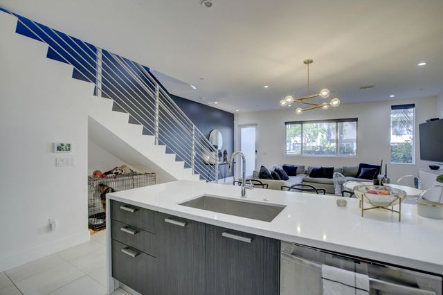 1045 NE 18th Avenue 106, Fort Lauderdale, FL 33304