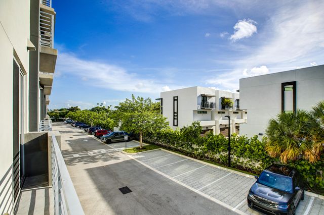 1045 NE 18th Avenue 106, Fort Lauderdale, FL 33304