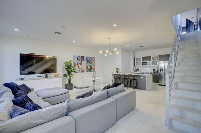 1045 NE 18th Avenue 106, Fort Lauderdale, FL 33304