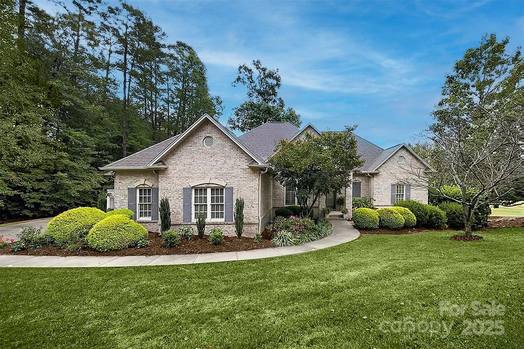 49 Divot Court, Hickory, NC 28601