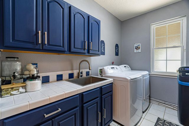 8748 Springhill Drive NW, Albuquerque, NM 87114