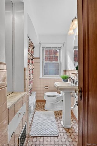 35724 Elm Street, Wayne, MI 48184